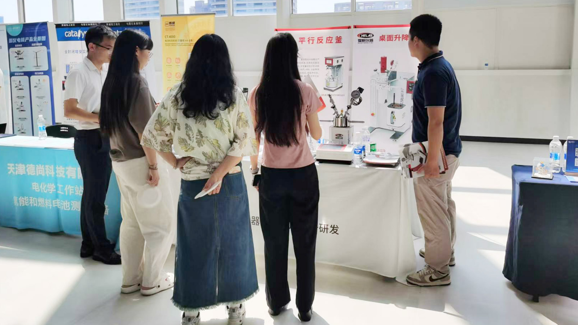 霍桐儀器展位前，訪客紛紛駐足了解霍桐儀器實驗室反應釜，看來是受到了他們的青睞！